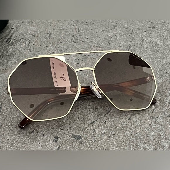 The Marc Jacobs sunglasses. - Picture 4 of 5